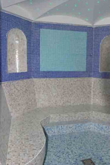 Bagno turco con parete di mosaico