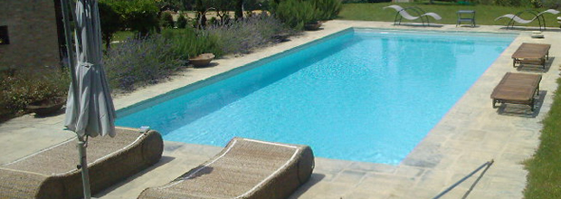 Piscina esterna con area relax