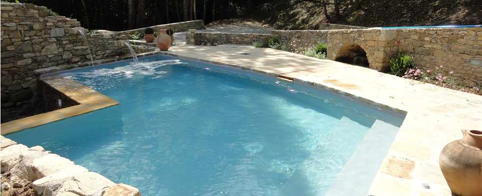 Piscine interrate in cemento armato, skimmer, bordo sfioro Piscine a sfioro prefabbricate