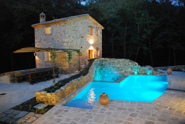 Piscine interrate in cemento armato, skimmer, bordo sfioro Immagini piscine interrate