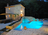 Piscina con illuminazione personalizzata