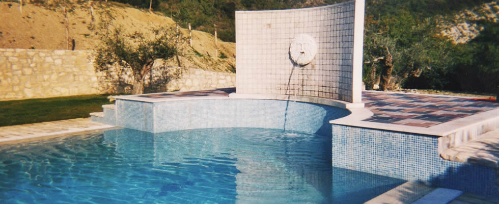 Piscina interrata con fontana