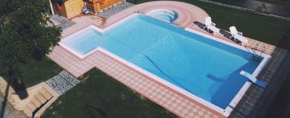 Piscina esterna in cemento con trampolino