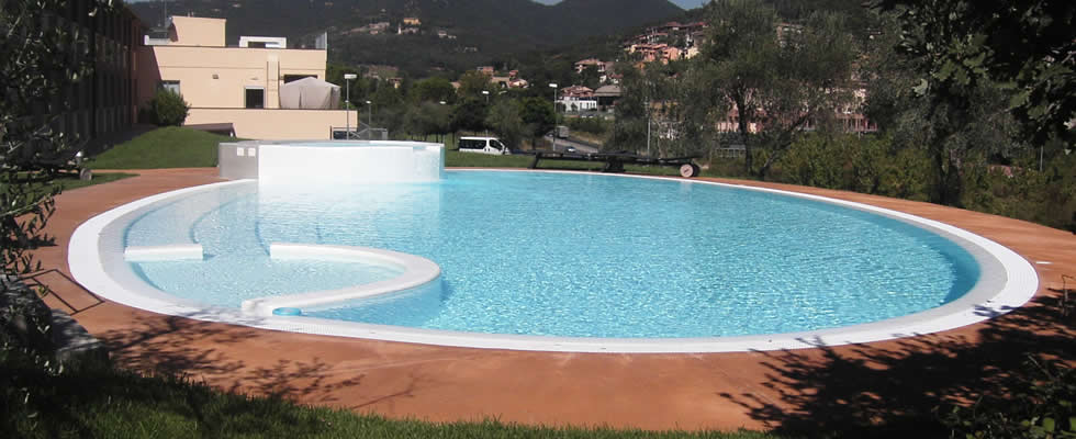 Piscina esterna circolare con idromassaggio
